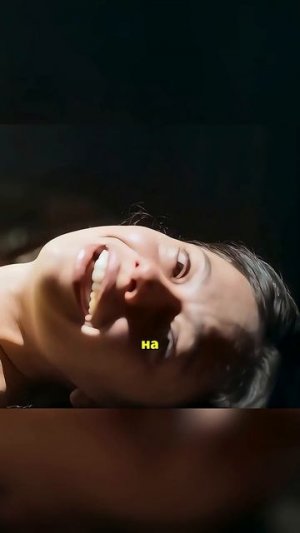 Девушка пытается выжить в контейнере посреди моря