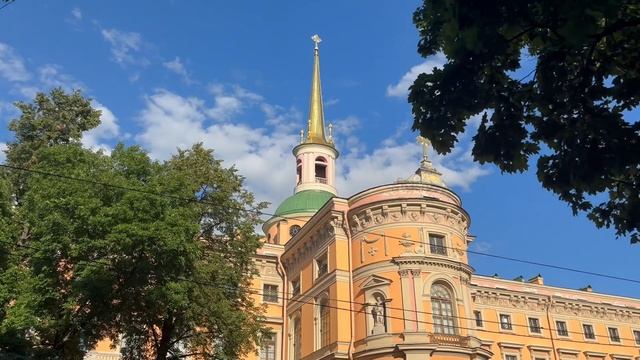 У Михайловского замка в Санкт-Петербурге