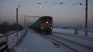 Тепловоз 2ТЭ10У-0126А. Половинка с контейнерным поездом и приветливой бригадой. Звук 10Д100.