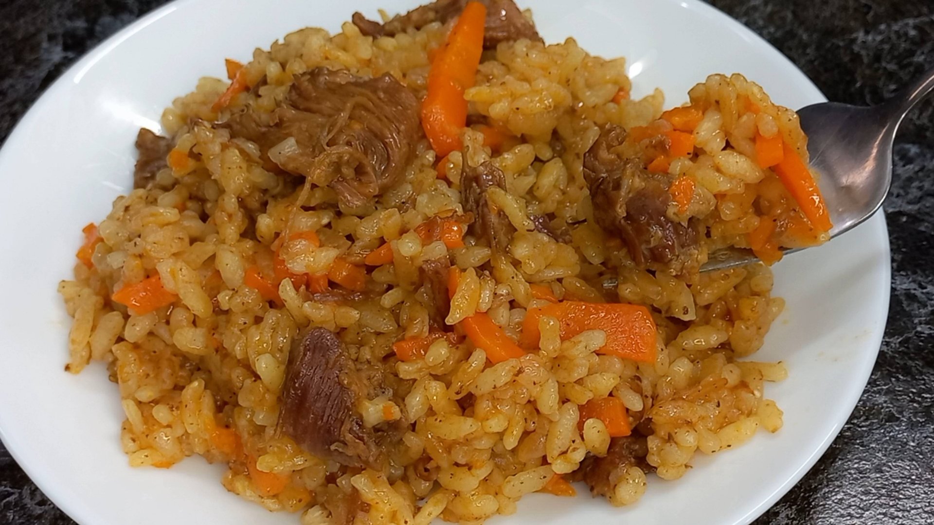 Рис с тушенкой на сковороде, ужин без хлопот смотреть онлайн