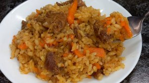 Рис с тушенкой на сковороде, ужин без хлопот