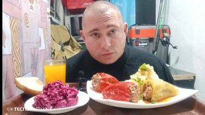 мукбанг/обжорыч/пюрешка и фаршированные перцы,салат свекольный/