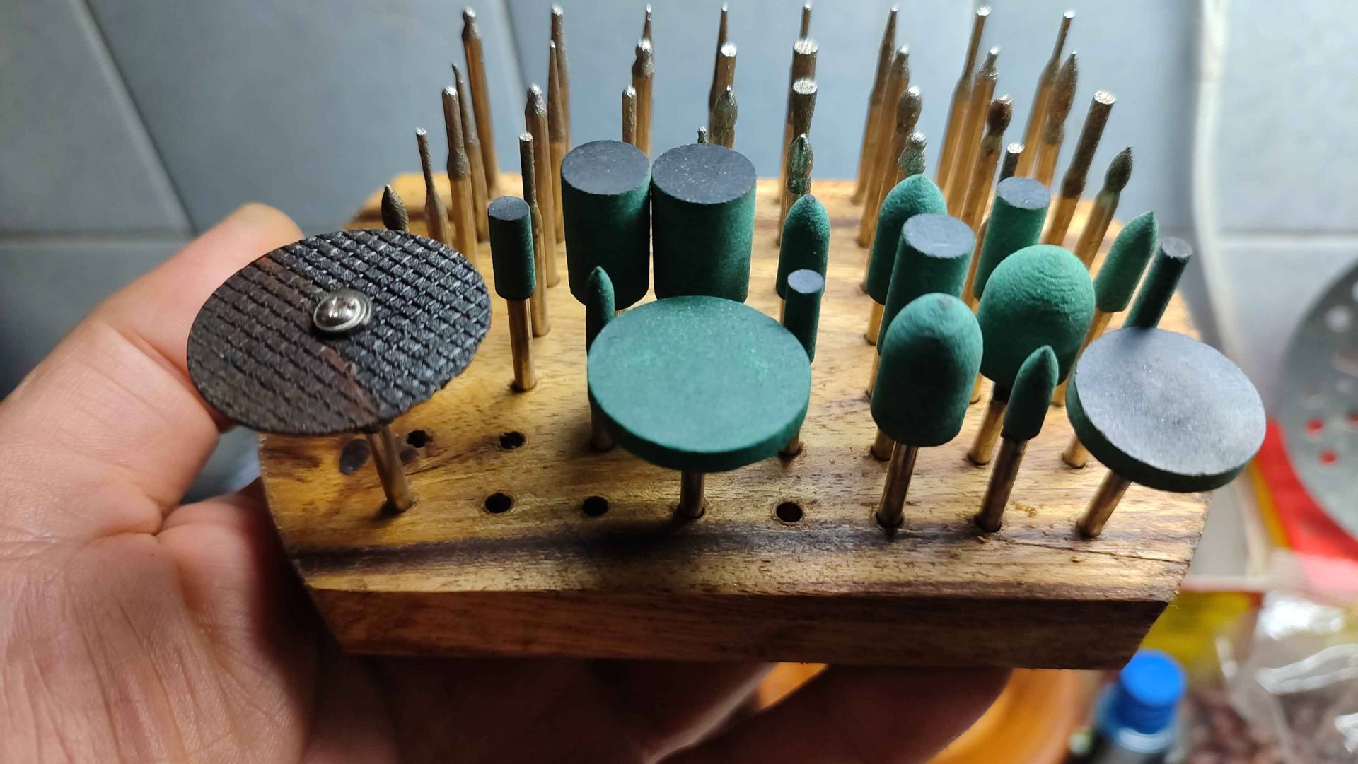 Заточка сверла для работ по дереву и подставка для боров, шарошек, фрез. смотреть онлайн