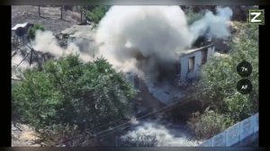 Группа xoxлов пыталась незаметно занять позиции в домике, куда незамедлительно влетели наши дроны