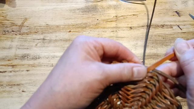 Ажурный узор в корневом плетении ротангом.