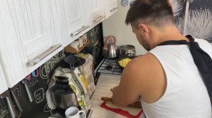 Постригся и навел красу !   И на кухне пиццу делал жарил картофель!