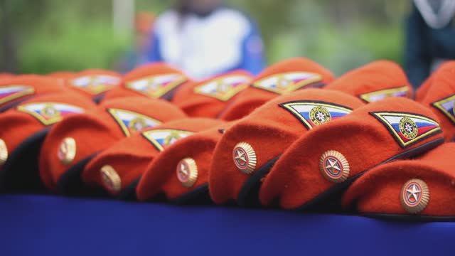 Курсантам первого курса института вручили оранжевые береты смотреть онлайн