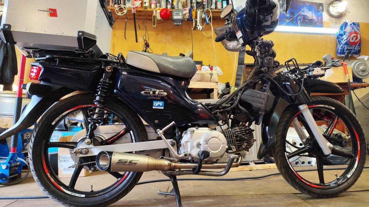 HONDA SUPER CUB AA04 ПРЯМОТОК, СТИЛЬ F1. смотреть онлайн