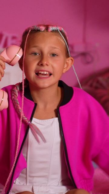 Розовые очки, отрывок из клипа