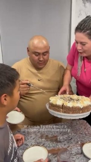 За  этот день 2 торта прилетело в его лицо🤣, 1 торт на работе коллеги в него пульнули🤣 #мойдень