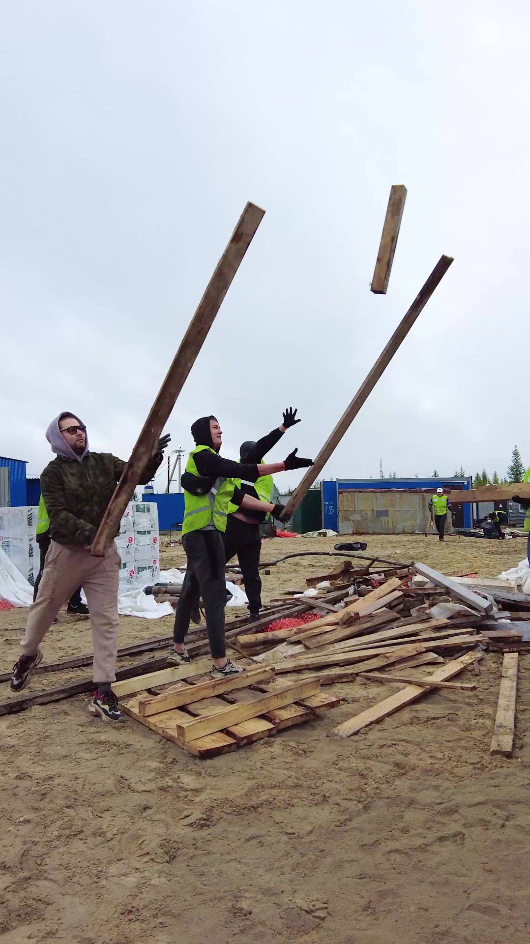 ЧИСТО ПО-МУЖСКИ / Сильная половина «Газпром добыча Ямбург» провела экологический субботник смотреть онлайн