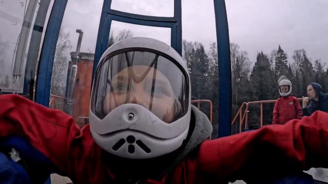 Полёт в Аэротрубе Аэропоток. Девочка улыбнулась в аэродинамической трубе смотреть онлайн