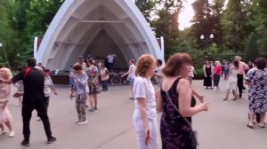 ОНА ЛЮБИЛА РОЗЫ! ТАНЦЫ В ПАРКЕ ГОРЬКОГО ХАРЬКОВ - 1080