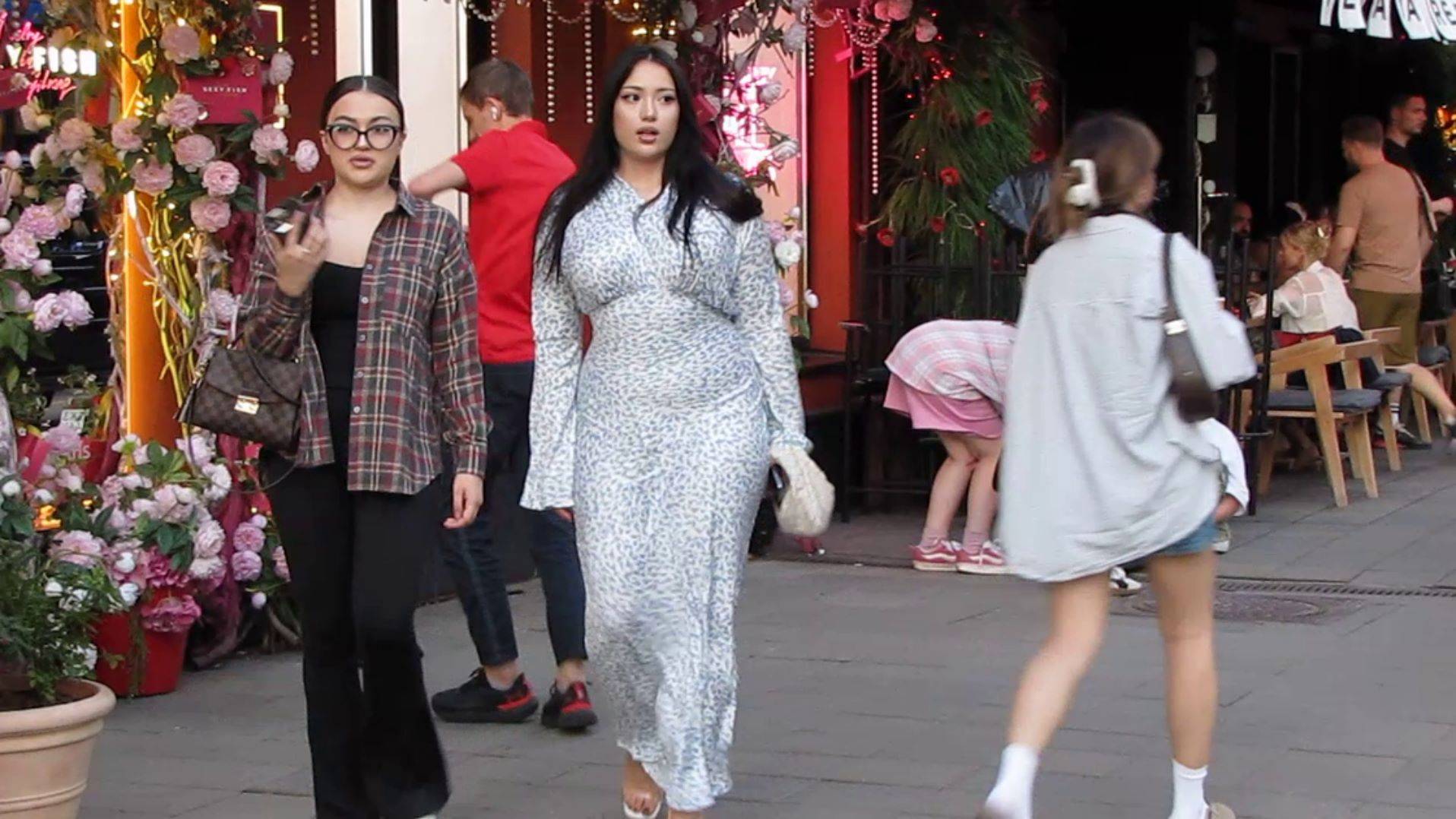 🔥 СТРИТСТАЙЛ на Патриках в Москве. Лето на Патриарших прудах: стильные модницы, красивые девушки смотреть онлайн