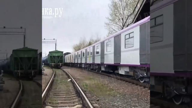 Новый состав привезли для фиолетовой ветки метро в Питер.