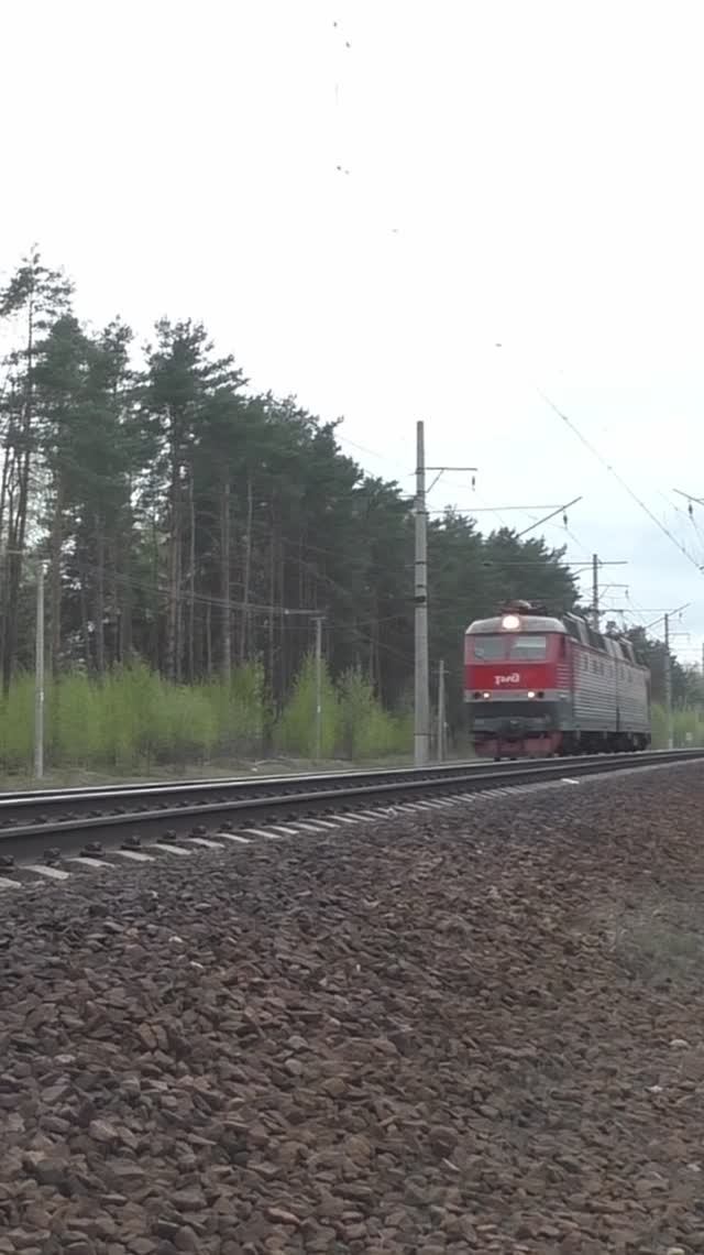 Электровоз ЧС7-083 (ТЧЭ-1) следует резервом. смотреть онлайн