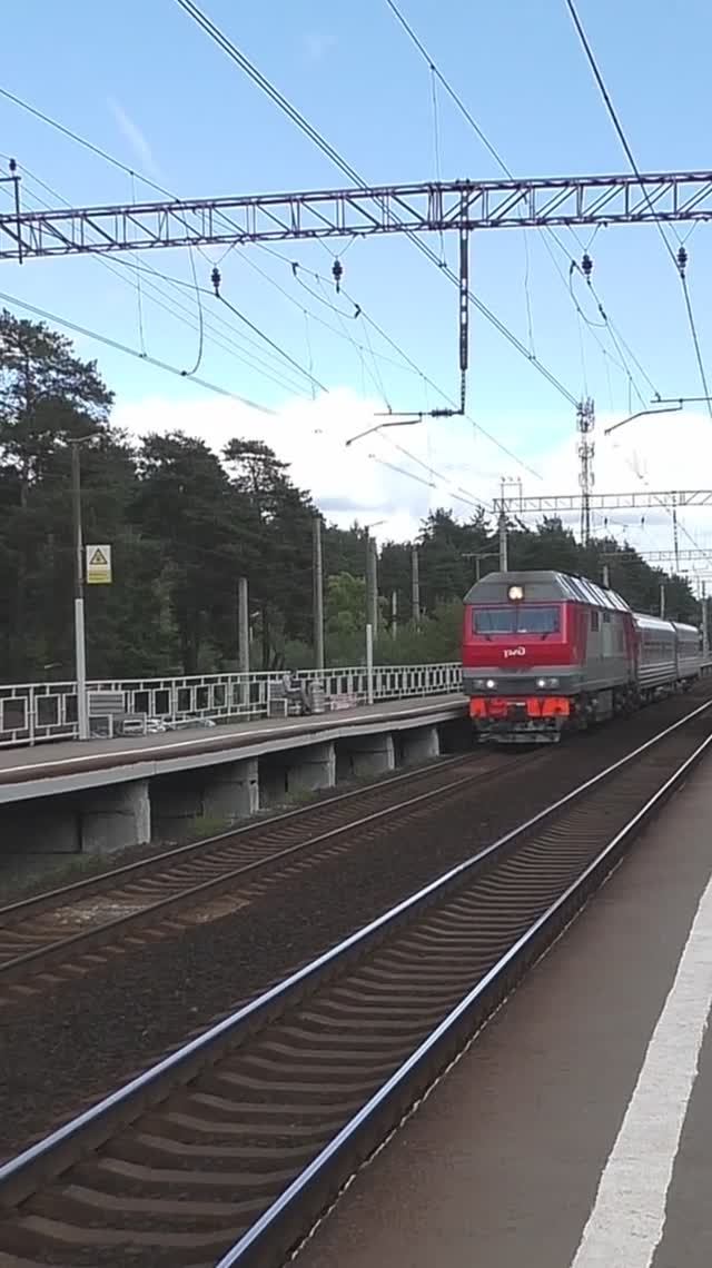Тепловоз ТЭП70БС-352 (ТЧЭ-14) с двумя пассажирскими вагонами следует по 1-му главному пути. смотреть онлайн