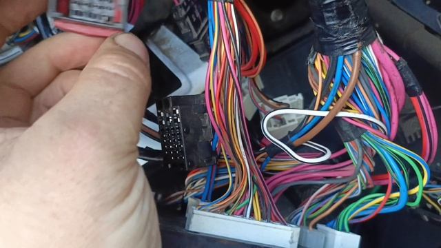 Шевроле нива.Устраняем короткое замыкание,постоянно работают дворники и не работают стеклоподъёмники смотреть онлайн