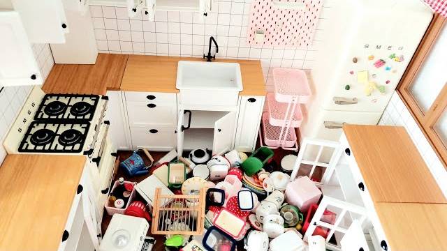 Расставляем предметы на мини кухне смотреть онлайн