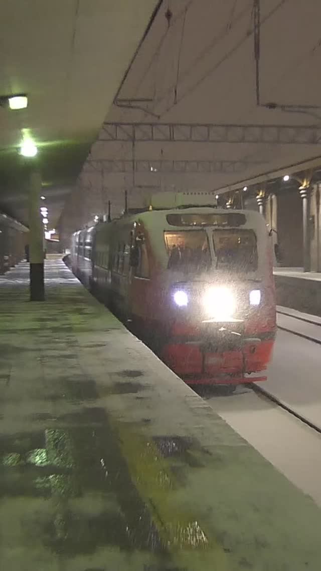 Рельсовый автобус РА2-111 (ПЧМ Вязьма) отправился с 1-го пути. смотреть онлайн