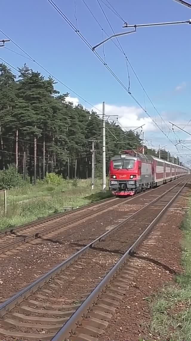 Электровоз ЭП20-035 (ТЧЭ-6) со скорым поездом "Двухэтажный состав" № 063Й Самара — Санкт-Петербург. смотреть онлайн