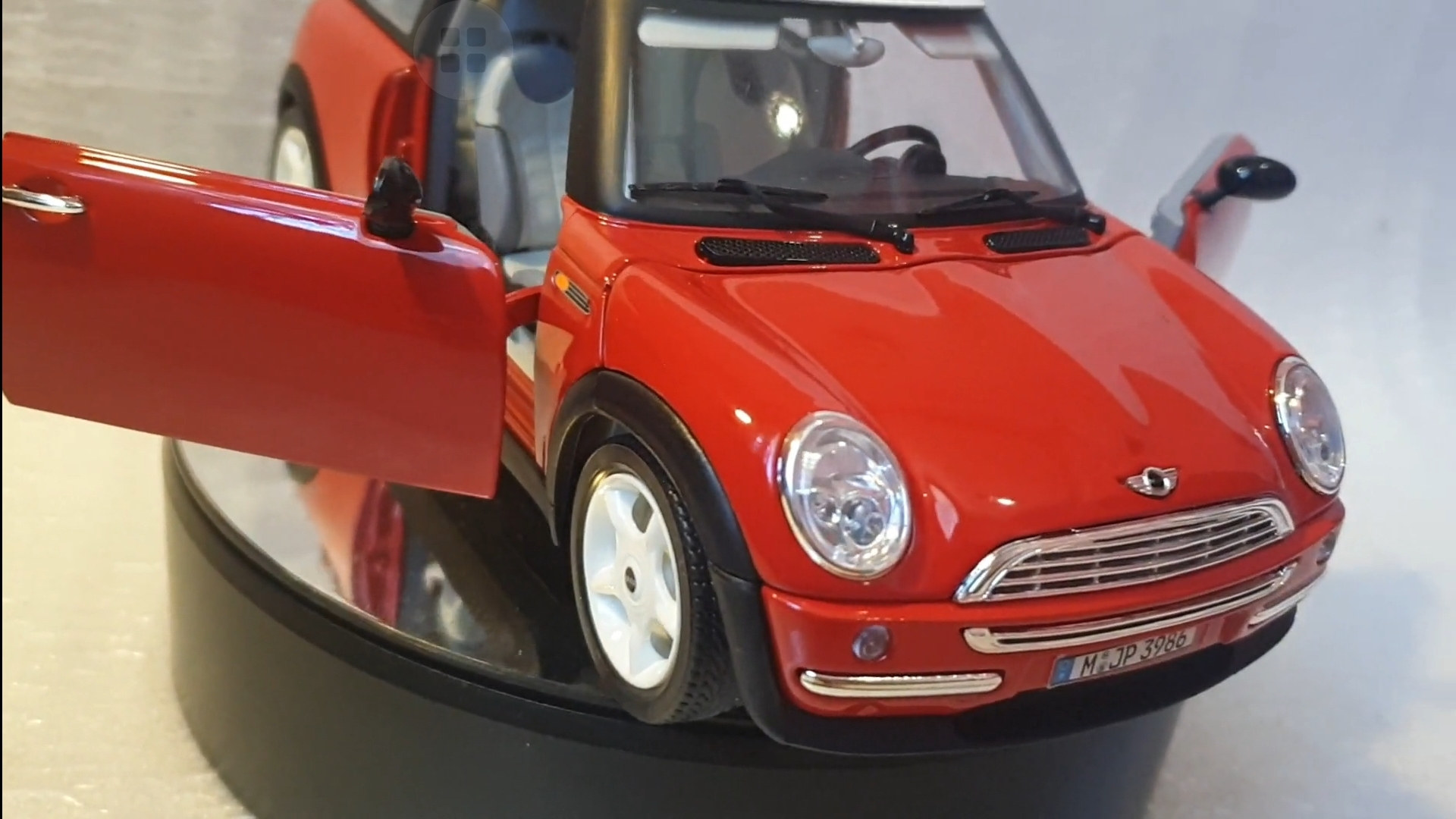 MINI Cooper 2001 1/18 Bburago смотреть онлайн