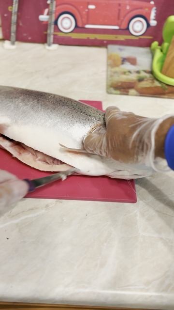 Внутри рыбы нашел интересные вещи Рыбалка удивляет смотреть онлайн