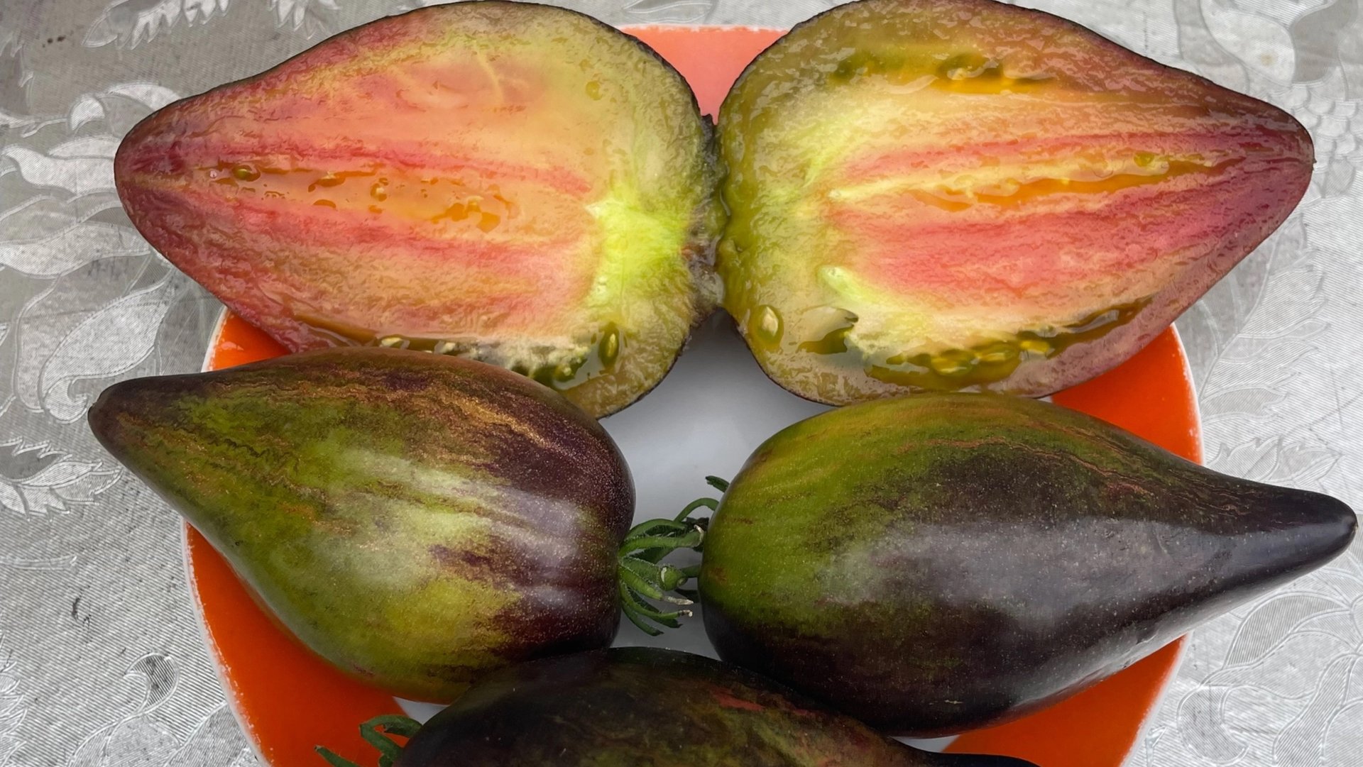 Как различить сорта ИЗУМРУДНАЯ КАРАМЕЛЬ ЕЛЕНЫ и САЛЮТ ВИКТОРИИ смотреть онлайн