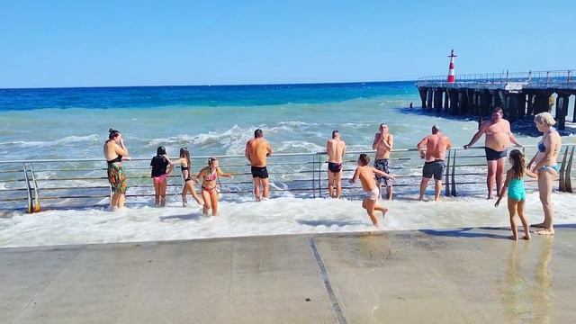 ОПАСНЫЙ ОТДЫХ В КРЫМУ. ШТОРМ УНОСИТ В МОРЕ Разрушен причал в Алуште смотреть онлайн