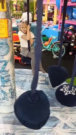 Смотри папа, как круто! С двойняшками скучно не бывает!