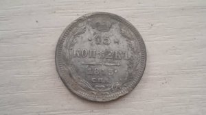 Зимний поиск у истоков реки в лесу