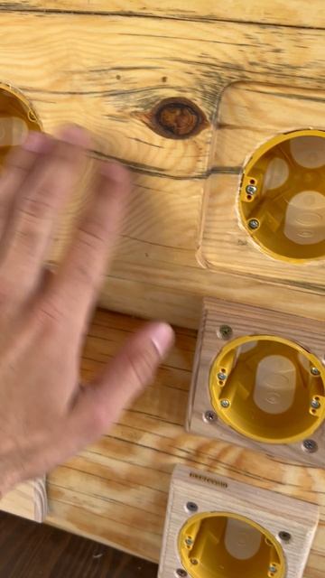 Варианты площадок для установки розеток и выключателей на бревно