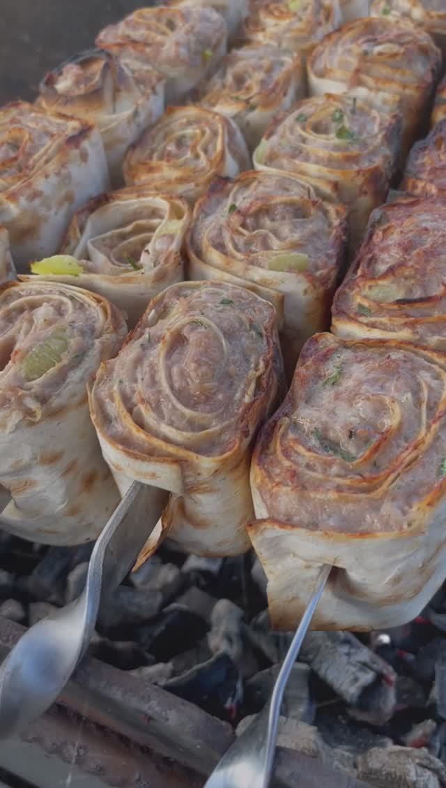 Котлетки в лаваше на углях смотреть онлайн