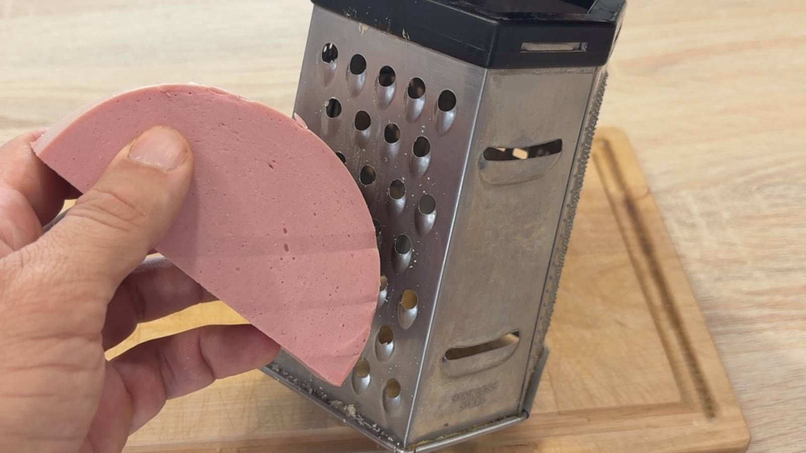 Я просто НАТЕР КОЛБАСУ на терке! Все обалдели когда попробовали! смотреть онлайн