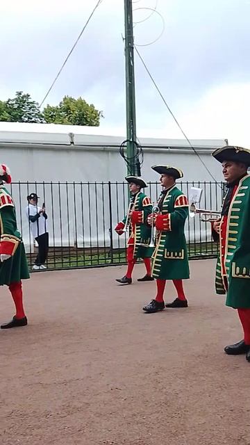 Гвардейцы в Петергофе. Концерт