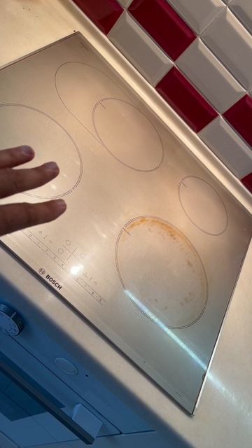 Индукционная плита в выключенном режиме греется сама по себе.