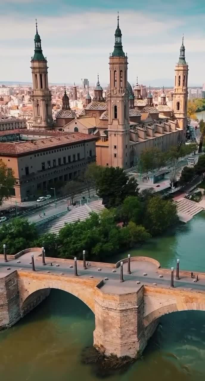 Основанная древними римлянами, Сарагоса богата архитектурными шедеврами разных эпох. Город распол... смотреть онлайн