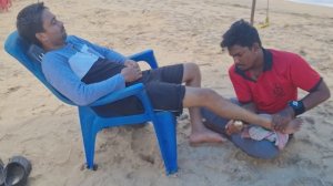 Массаж ног на пляже Pain redusar, очень интересный массаж от уличного индийского парикмахера