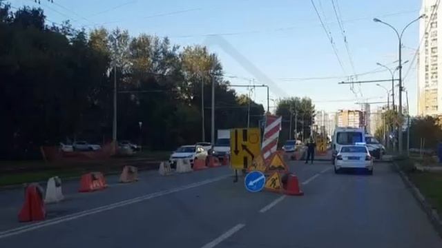 В Екатеринбурге мотоциклист поздно заметил ремонтные работы и попал в смертельное ДТП смотреть онлайн