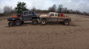 Axial 6x6 на порталах против пикапа на бездорожье