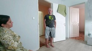 Доделали столешницу. Ощипываем птицу. Варю тушёнку.. Жара стоит...