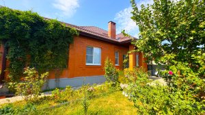 Просторный дом с двумя заездами и благоустроенным участком!