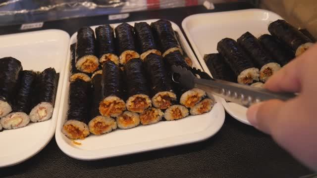 Токпокки, сандэ, жареная еда, маленький кимбап Мини-кимбаб, Корейская уличная еда смотреть онлайн