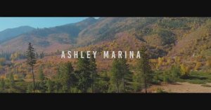 Поёт Ashley Marina