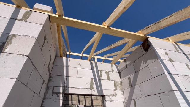 Строим дома на юге. Скоро крыша будет готова смотреть онлайн