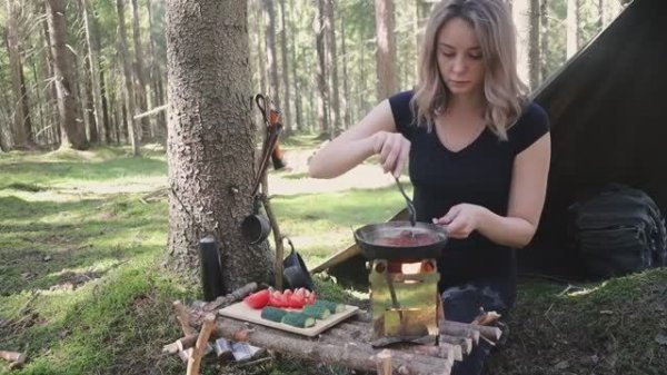 Бушкрафт в лесу. Десерт у костра и примитивное убежище. Bushcraft