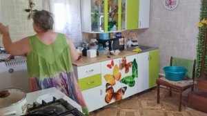 Варю гороховый суп, жарю гренки. Кипячу молоко.