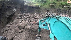 Строительство, экскаватор копает песок