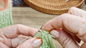 Две петли вместе одной скрещенной лицевой с наклоном влево.