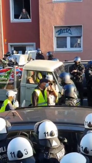 🇩🇪  КАК НЕМЕЦКИЙ ПОЛИЦЕЙСКИЙ В Кельне жестко разогнали антивоенный митинг